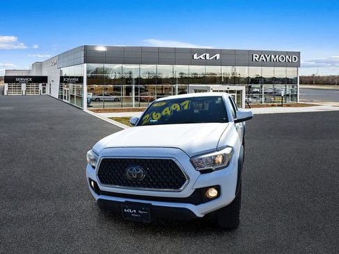 Used 2018 Toyota Tacoma TRD Off-Road AWD/4WD image 7