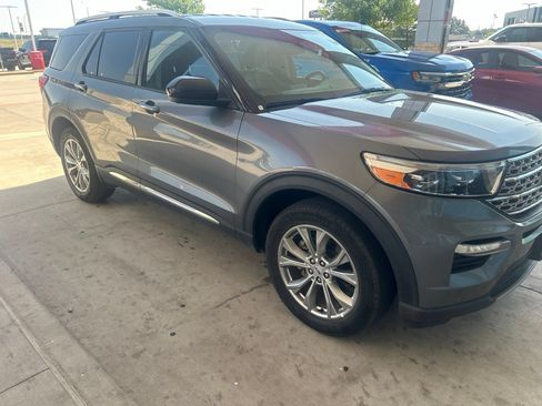 Used 2023 Ford Explorer Limited AWD/4WD image 4