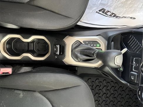 Used 2015 Jeep Renegade Latitude w/ Popular Equipment Group image 29