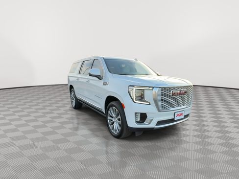 Used 2021 GMC Yukon XL Denali w/ Denali Premium Package image 3