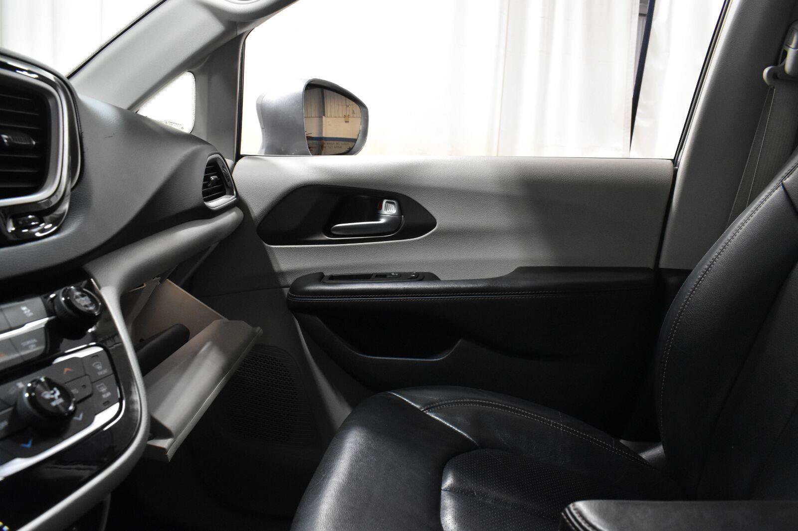 Used 2018 Chrysler Pacifica Touring-L FWD image 18