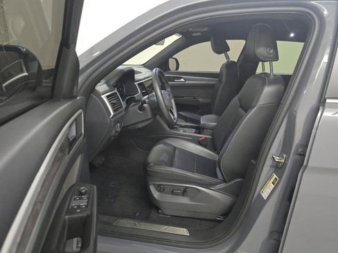 Used 2022 Volkswagen Atlas Cross Sport SE w/ Panoramic Sunroof Package FWD image 4