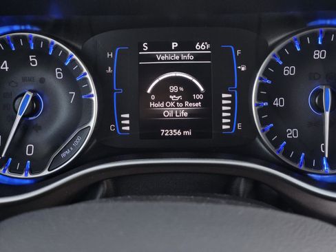 Used 2023 Chrysler Voyager LX image 18