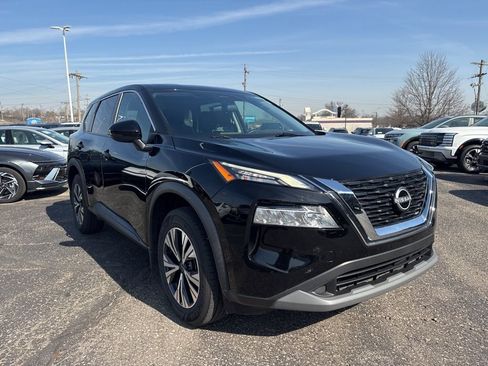 Used 2022 Nissan Rogue SV image 3
