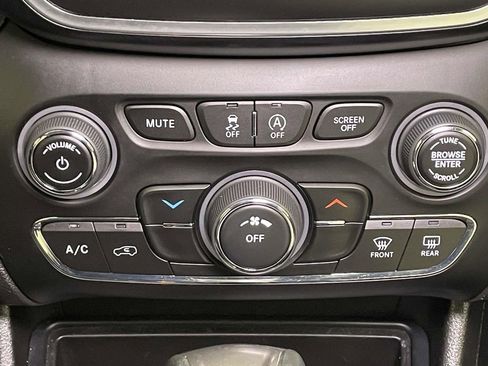 Used 2021 Jeep Cherokee Latitude Lux image 30