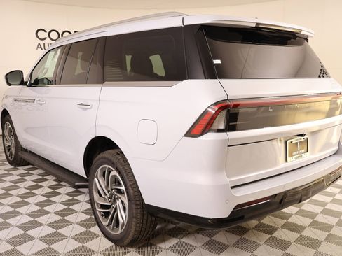 New 2026 Lincoln Navigator Premiere AWD/4WD image 24