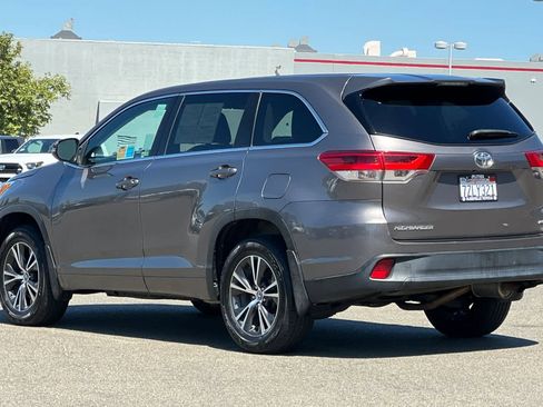 Used 2017 Toyota Highlander LE w/ Carpet Mat Package AWD/4WD image 7