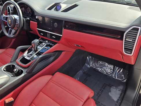 Used 2022 Porsche Cayenne image 18