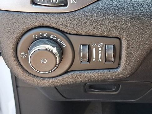 Used 2019 Jeep Cherokee Latitude Plus w/ Cold Weather Group AWD/4WD image 24