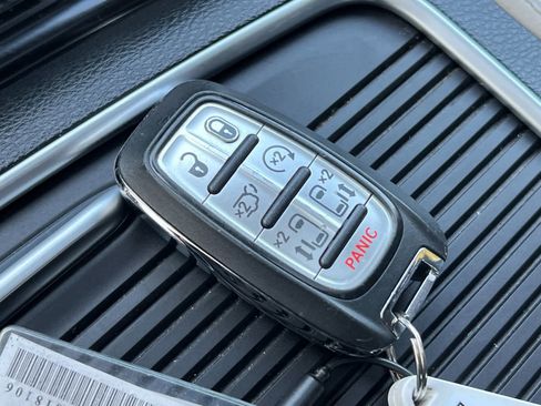 Used 2023 Chrysler Pacifica Limited image 30