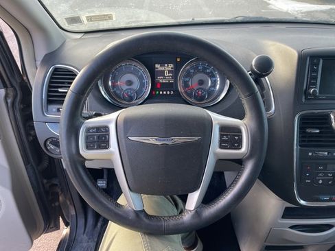 Used 2016 Chrysler Town & Country Touring w/ Driver Convenience Group image 19