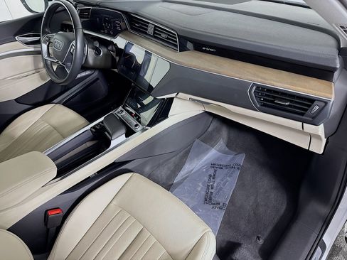 Used 2024 Audi Q8 e-tron Premium Plus w/ Premium Plus Package image 30