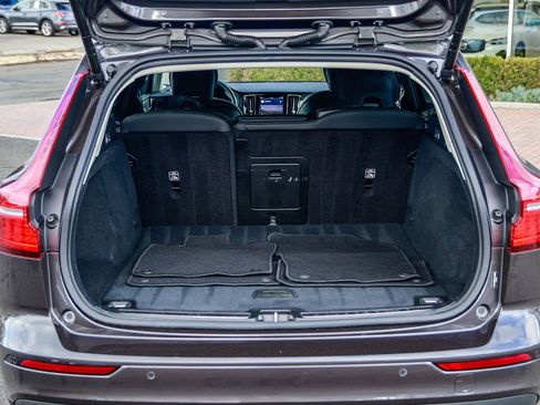 Used 2025 Volvo V60 B5 Cross Country Plus image 29