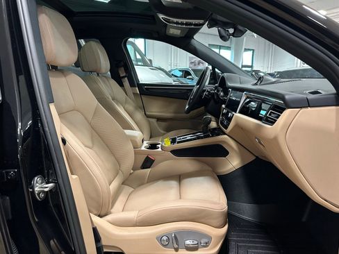 Used 2025 Porsche Macan image 45