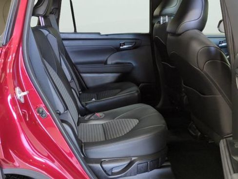 Used 2021 Toyota Highlander XSE AWD/4WD image 19