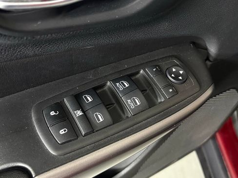 Used 2019 Jeep Cherokee Latitude Plus w/ Comfort/Convenience Group FWD image 15