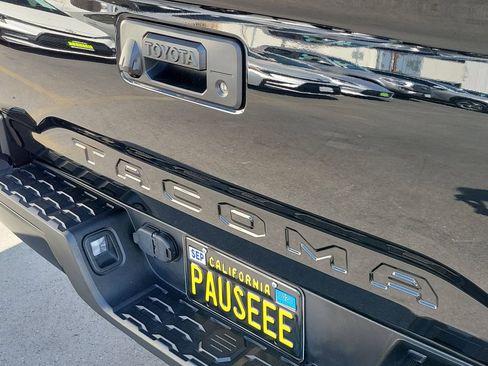 Used 2022 Toyota Tacoma TRD Sport w/ TRD Premium Sport Package image 7