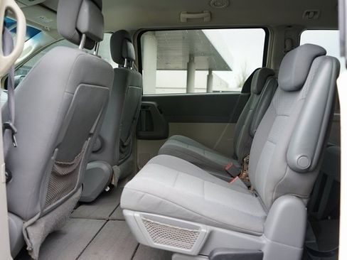Used 2010 Chrysler Town & Country Touring image 5