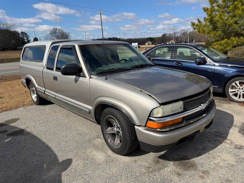 Used 2003 Chevrolet S10 Pickup LS w/ Convenience Package image 2