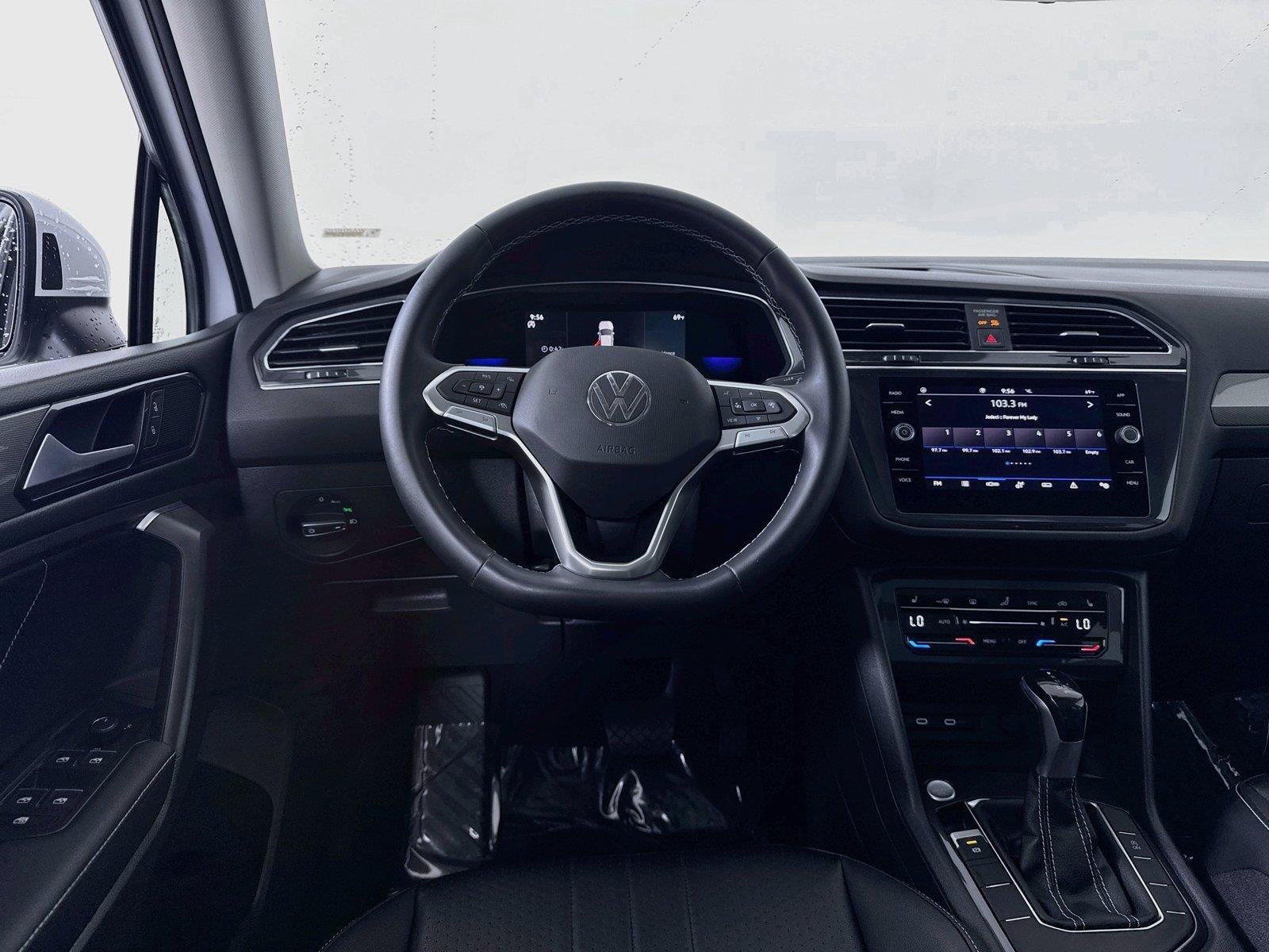 Used 2023 Volkswagen Tiguan SE w/ Panoramic Sunroof Package FWD image 22