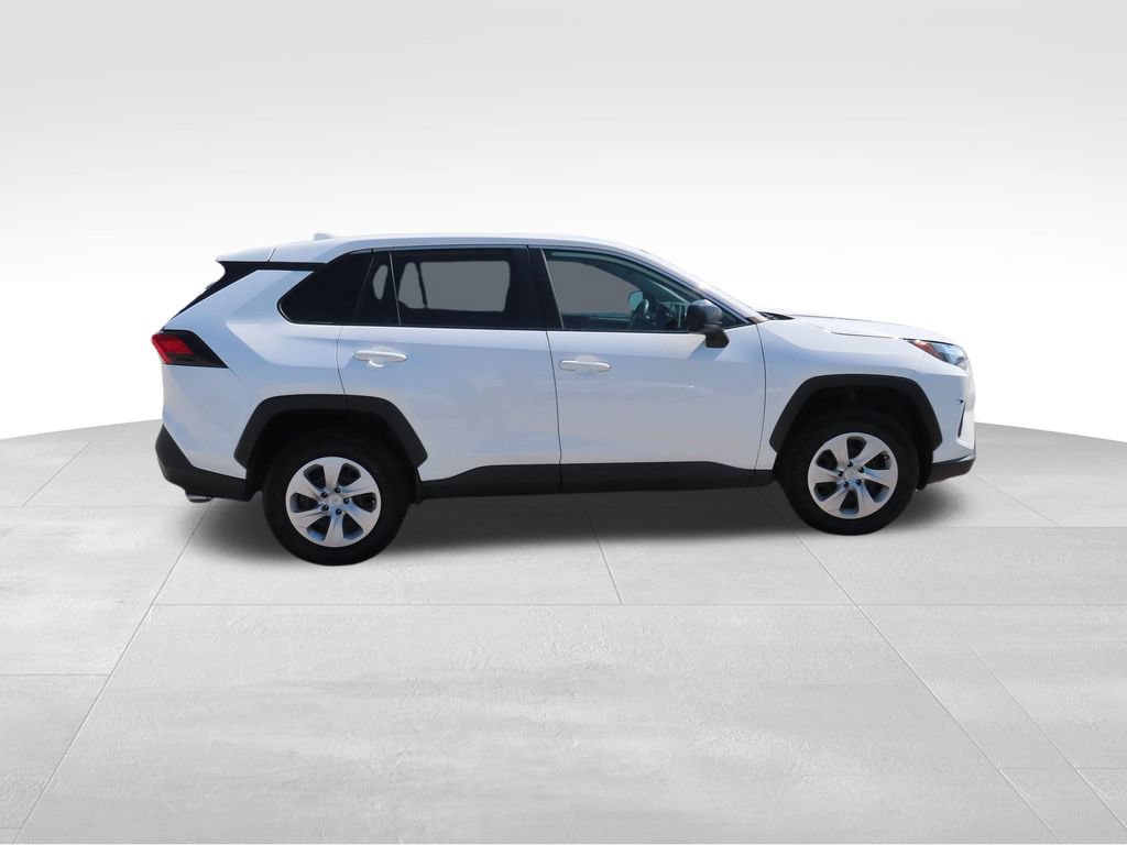 Used 2024 Toyota RAV4 LE AWD/4WD image 4