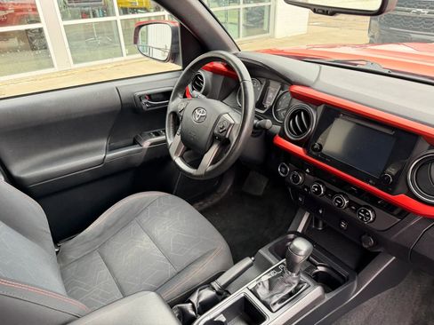 Used 2017 Toyota Tacoma TRD Sport w/ Exterior Package image 13