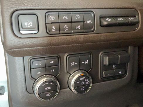 Used 2024 GMC Yukon Denali w/ Advanced Technology Package AWD/4WD image 19
