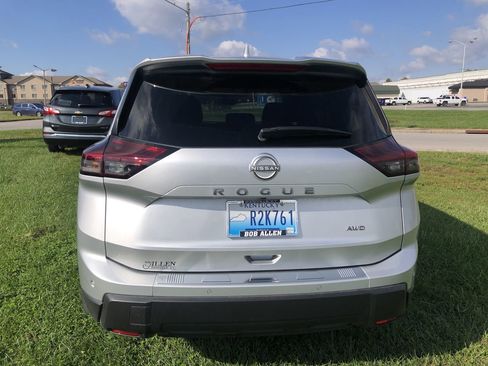 Used 2025 Nissan Rogue SV image 11