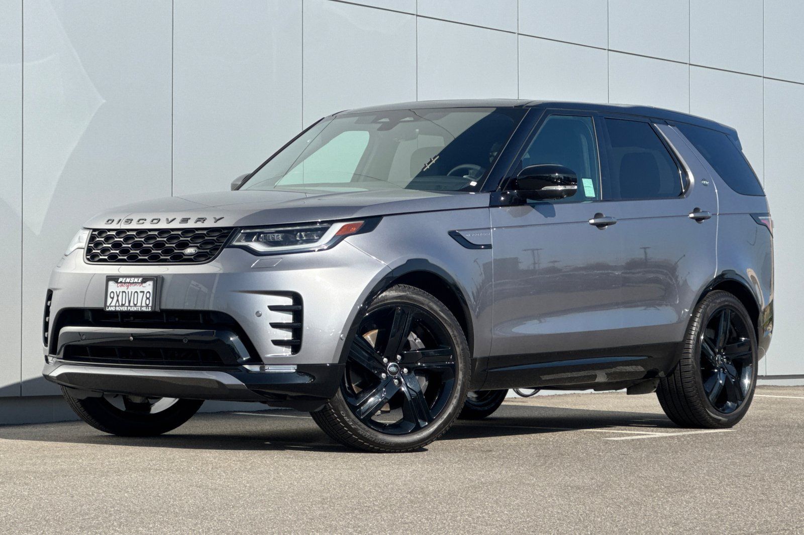 Used 2025 Land Rover Discovery Dynamic SE AWD/4WD image 1