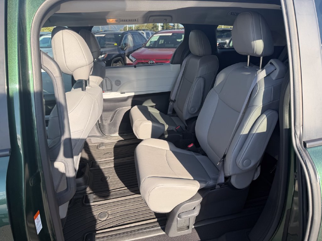 Used 2025 Toyota Sienna XLE w/ XLE Plus Package AWD/4WD image 5