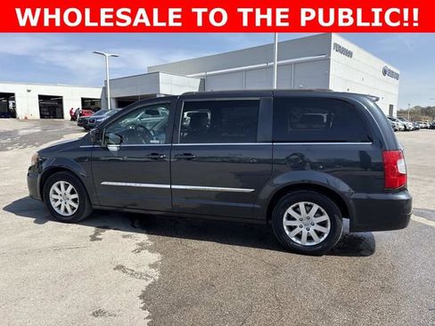 Used 2014 Chrysler Town & Country Touring image 7