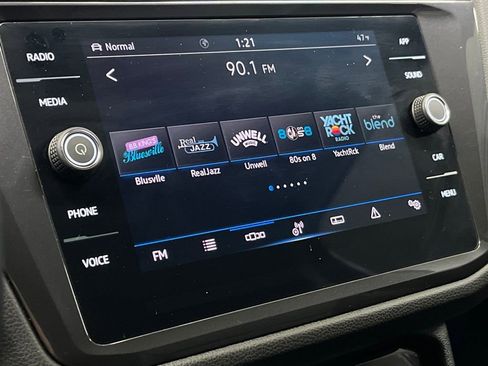 Used 2024 Volkswagen Tiguan SE w/ Panoramic Sunroof Package image 28