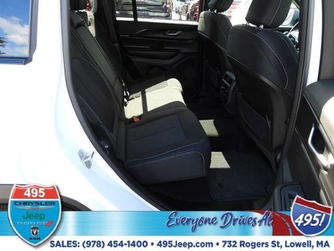 Used 2025 Jeep Grand Cherokee Laredo X AWD/4WD image 11