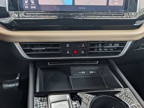 Used 2024 Volkswagen Atlas Cross Sport SE w/ Panoramic Sunroof Package FWD image 17