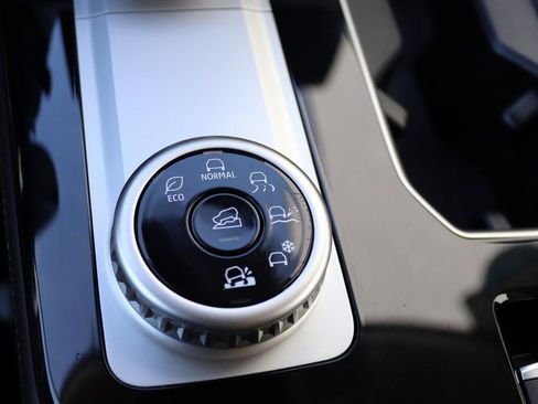 Used 2025 Mitsubishi Outlander SE image 18