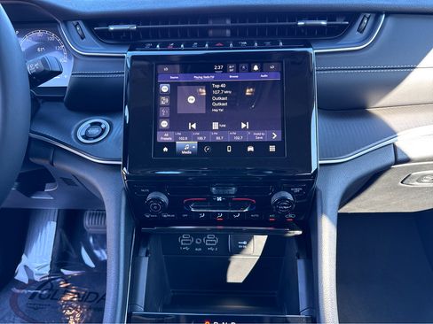 Used 2023 Jeep Grand Cherokee Laredo image 22