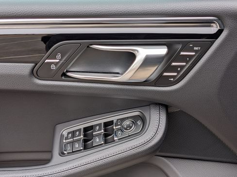 Certified 2026 Porsche Macan AWD/4WD image 23