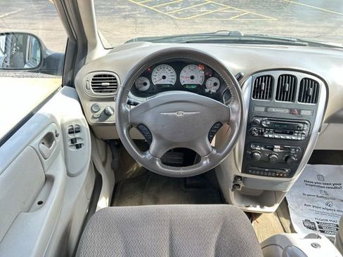 Used 2006 Chrysler Town & Country Touring image 19