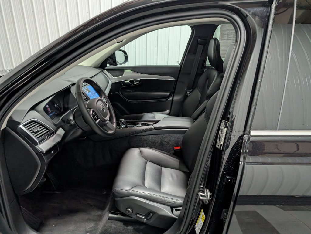 Used 2025 Volvo XC90 B5 Core AWD/4WD image 16