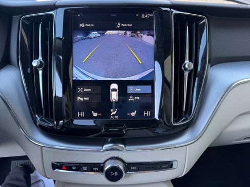 Used 2018 Volvo XC60 T6 Momentum w/ Convenience Package image 29