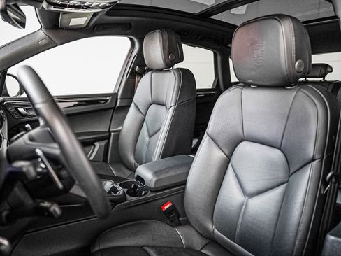 Certified 2025 Porsche Macan image 5