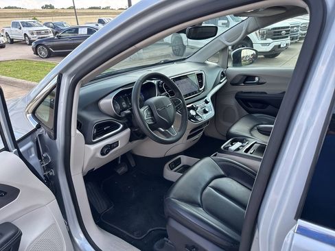 Used 2023 Chrysler Pacifica Touring-L FWD image 20