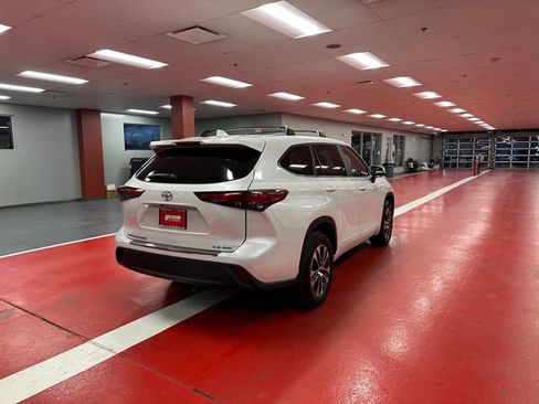Used 2023 Toyota Highlander XLE image 4