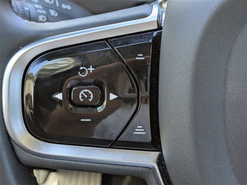 Certified 2025 Volvo XC90 B6 Plus image 28