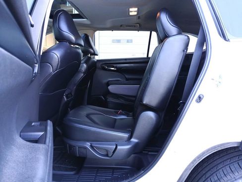 Used 2024 Toyota Highlander XLE FWD image 26
