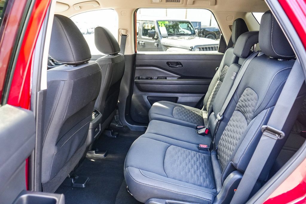 Used 2024 Nissan Pathfinder SV FWD image 17