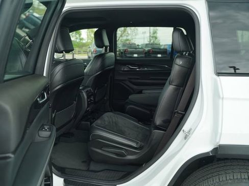 Used 2023 Jeep Grand Cherokee L Laredo image 16