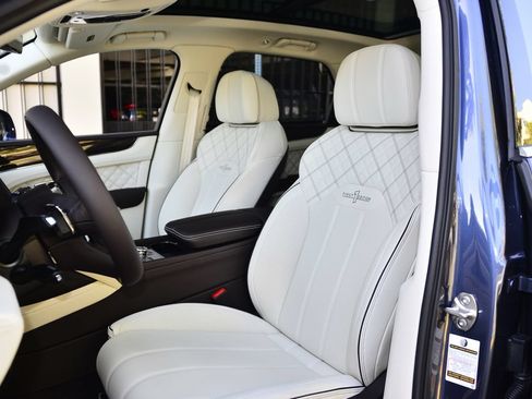Used 2021 Bentley Bentayga AWD/4WD image 15