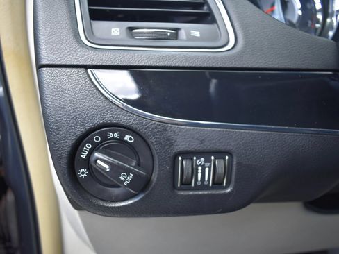 Used 2014 Chrysler Town & Country Touring-L FWD image 16