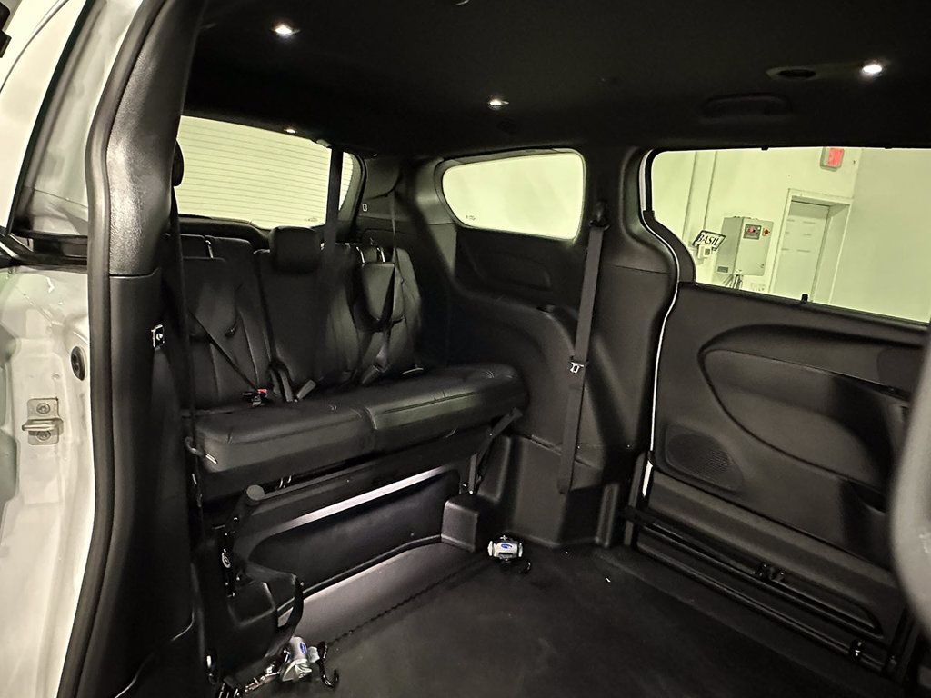 Used 2025 Chrysler Pacifica Select FWD image 22
